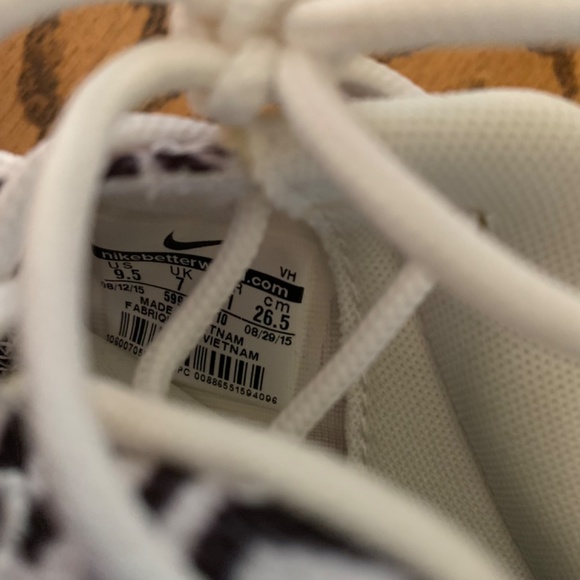 Like NEW 🖤🤍Nike  Women’s Roshe One Print Casual Shoes, Black/White, size 9.5 - Picture 6 of 7